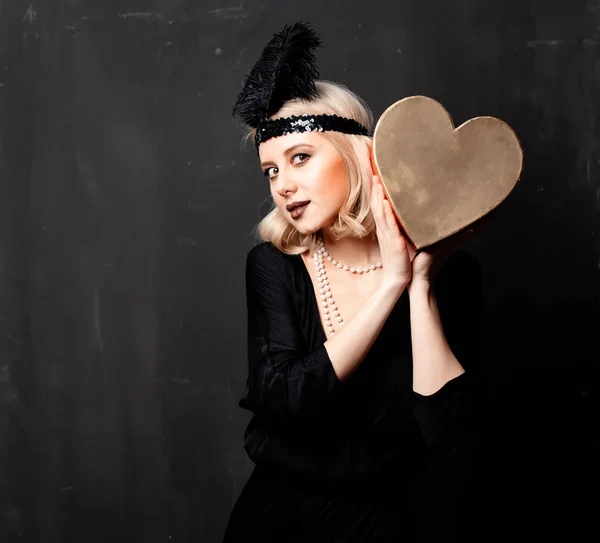 Schöne Blonde Frau Zwanziger Jahren Kleidung Mit Valentinstag Geschenk Auf — Stockfoto