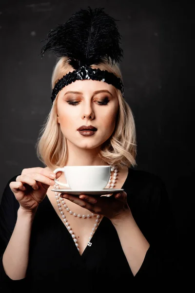 Vacker Blond Kvinna Tjugoårsåldern Kläder Med Kopp Kaffe Mörk Bakgrund — Stockfoto