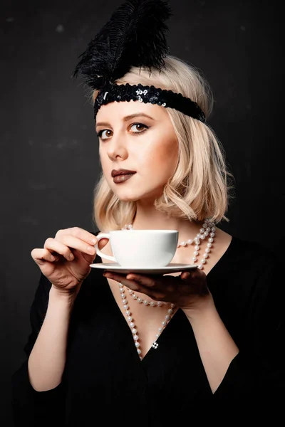 Vacker Blond Kvinna Tjugoårsåldern Kläder Med Kopp Kaffe Mörk Bakgrund — Stockfoto
