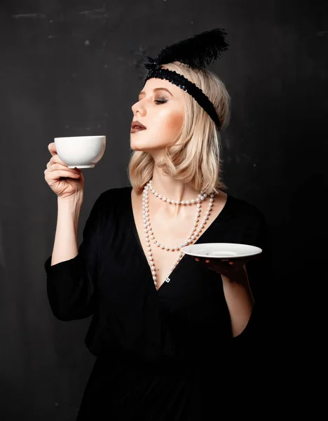 Vacker Blond Kvinna Tjugoårsåldern Kläder Med Kopp Kaffe Mörk Bakgrund — Stockfoto