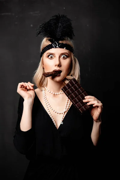 Vacker Blond Kvinna Tjugoårsåldern Kläder Med Choklad Skiva Mörk Bakgrund — Stockfoto
