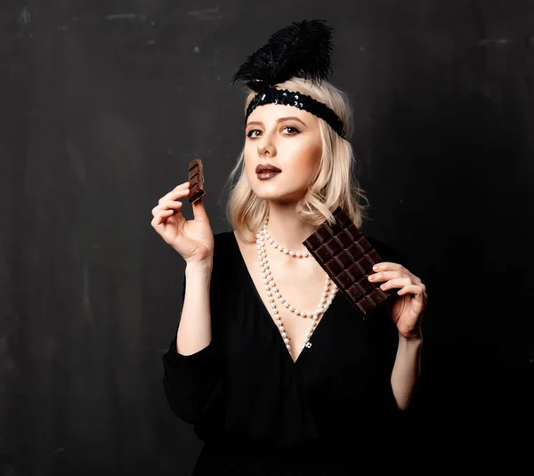 Mooie Blonde Vrouw Twintiger Jaren Kleding Met Chocolade Slice Donkere — Stockfoto