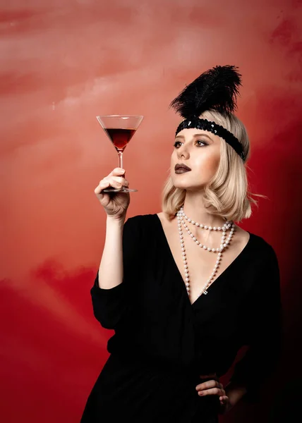 Vacker Blond Kvinna Tjugoårsåldern Kläder Med Cocktail Mörk Bakgrund — Stockfoto