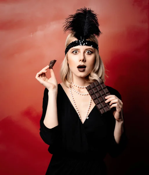 Mooie Blonde Vrouw Twintiger Jaren Kleding Met Chocolade Slice Rode — Stockfoto
