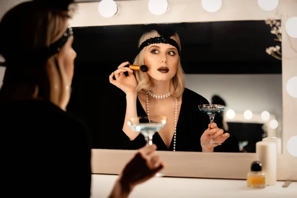 Mulher Loira Bonita Vinte Anos Roupas Aplicando Maquiagem Perto Espelho — Fotografia de Stock