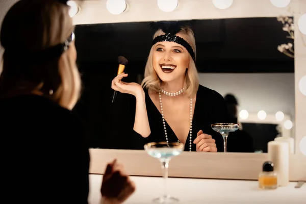 Yaşlarda Güzel Bir Sarışın Kadın Giysileri Aynanın Yanında Ampullerle Makyaj — Stok fotoğraf