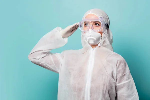 Medic woman wearing protective clothing against the virus — Stock Photo, Image