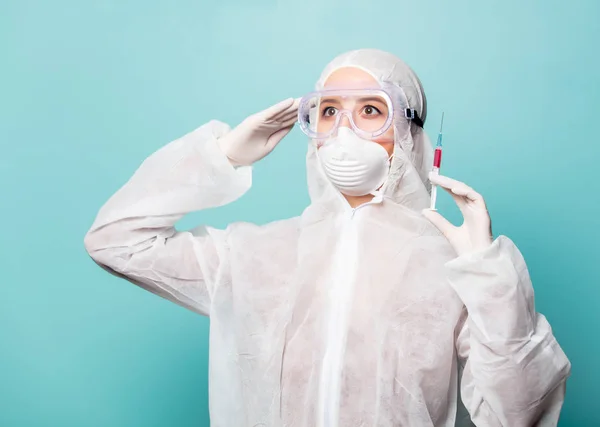 Ιατρός γυναίκα φορώντας προστατευτική ενδυμασία κατά του ιού με s — Φωτογραφία Αρχείου