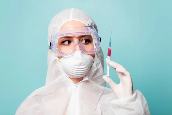 Medico donna che indossa indumenti protettivi contro il virus con s — Foto Stock