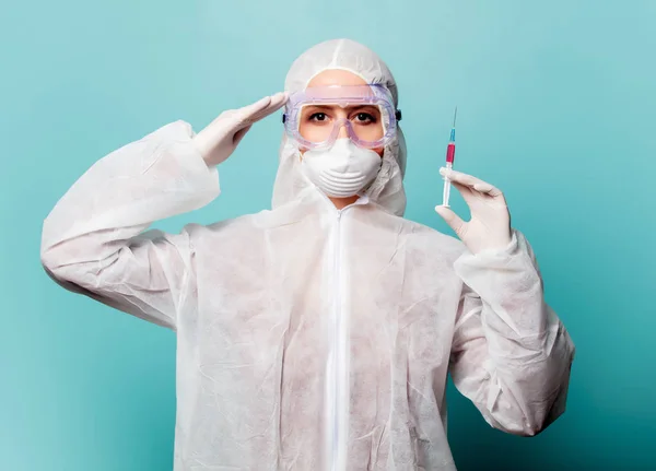 Virüse karşı koruyucu giysi giyen sağlıkçı kadın. — Stok fotoğraf