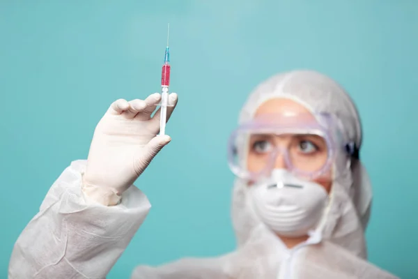 Medic woman wearing protective clothing against the virus with s — Stock Photo, Image