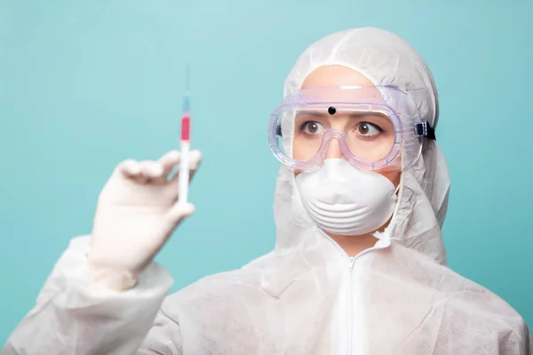 Mulher médica vestindo roupas protetoras contra o vírus com s — Fotografia de Stock