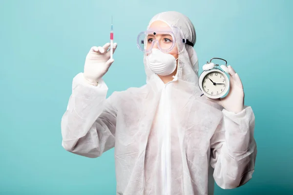Läkare kvinna bär skyddskläder mot viruset med s — Stockfoto