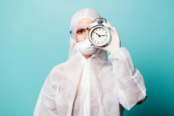 Medic woman wearing protective clothing against the virus with a — Stock Photo, Image