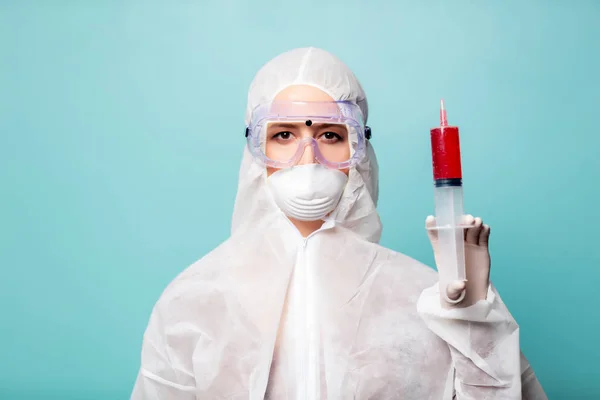 Medic woman wearing protective clothing against the virus with b — Stock Photo, Image