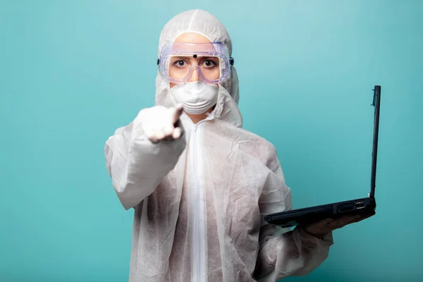 Virüse karşı koruyucu giysi giyen sıhhiyeci kadın — Stok fotoğraf