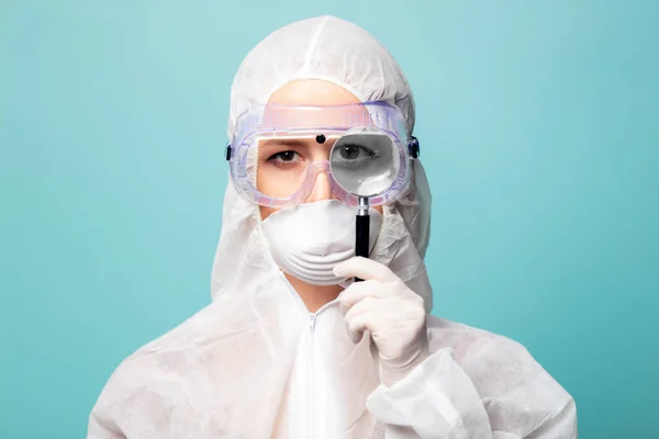 Virüse karşı koruyucu giysi giyen sağlıkçı kadın... — Stok fotoğraf