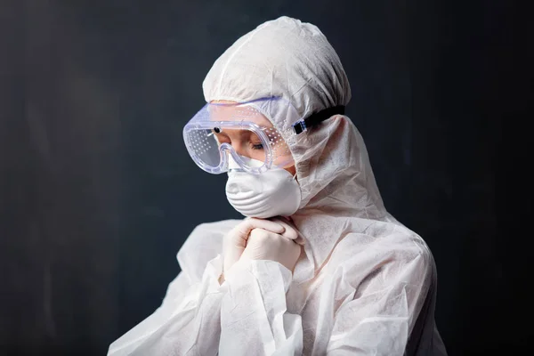 Medic woman wearing protective clothing against the virus is pra — Stock Photo, Image