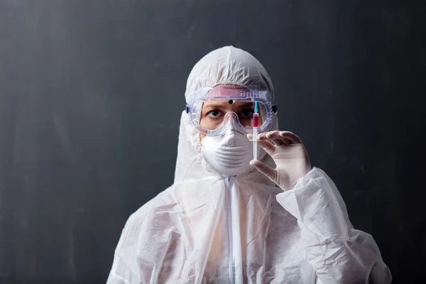 Medic woman wearing protective clothing against the virus with s — 스톡 사진