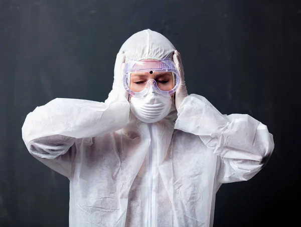 Τραυματιοφορέας που φοράει προστατευτική ενδυμασία κατά του ιού — Φωτογραφία Αρχείου