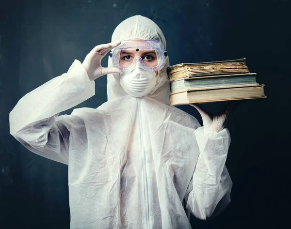 Medic woman wearing protective clothing against the virus with b — Stock Photo, Image