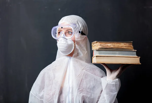Mujer médica que usa ropa protectora contra el virus con b —  Fotos de Stock
