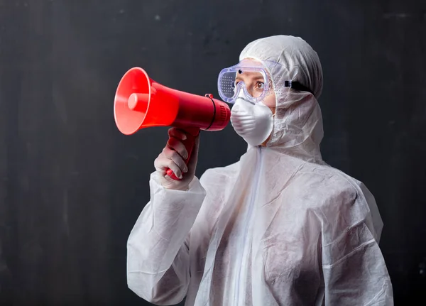 Medic woman wearing protective clothing against the virus with m — Stock Photo, Image