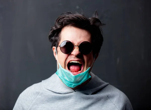 Joven hombre blanco en máscara protectora y gafas de sol —  Fotos de Stock