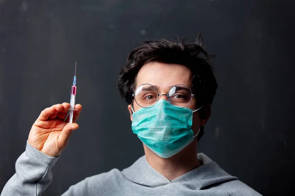 Hombre blanco joven en máscara protectora con vacuna de jeringa —  Fotos de Stock