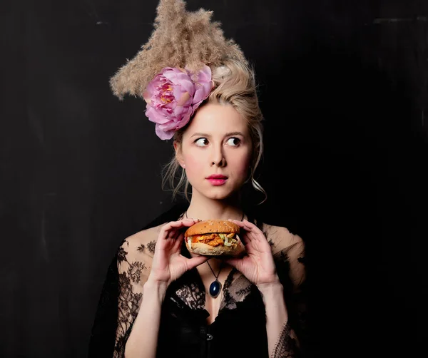 Mooie blonde gravin met een hamburger — Stockfoto