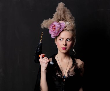 Elinde matkapla güzel sarışın kontes. 