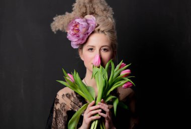 Güzel sarışın kontes lalelerle 