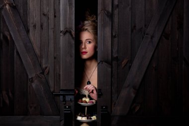 Çikolata şekerli güzel sarışın kontes.