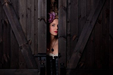 Kaliteli saç stili ve korseli güzel sarışın kontes. 