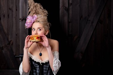 Güzel sarışın kontes ve hamburger.