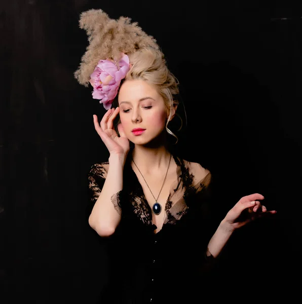 Krásná blondýna hraběnka s retro účes a korzet — Stock fotografie