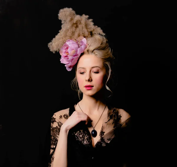 Mooie blonde gravin met vintage kapsel en korset — Stockfoto