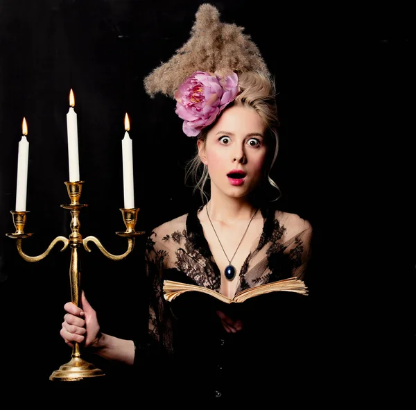 Belle comtesse blonde avec un livre et un chandelier — Photo
