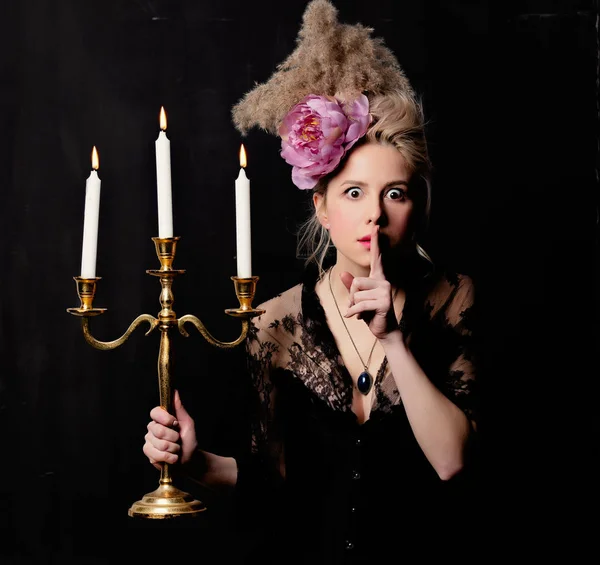 Bella contessa bionda con un candeliere — Foto Stock