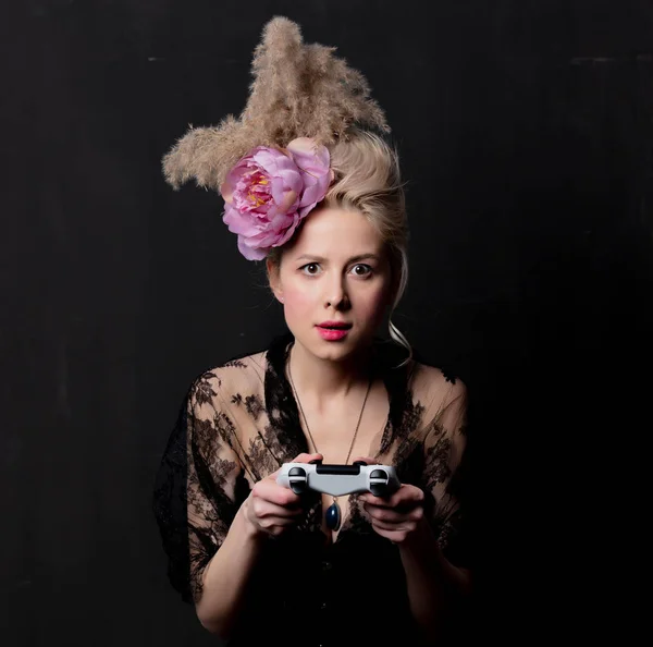 Mooie blonde gravin met een joystick — Stockfoto