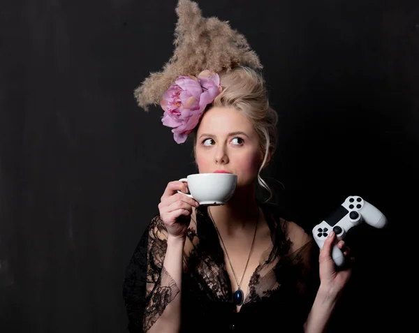Vacker blond grevinna med en joystick och kopp — Stockfoto