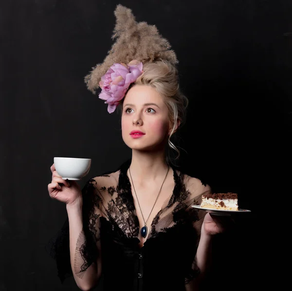 Schöne blonde Gräfin mit Kuchen und Tasse — Stockfoto