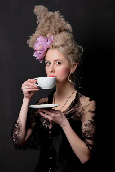 Beautiful blonde countess with a cup of tea — Stock Photo, Image