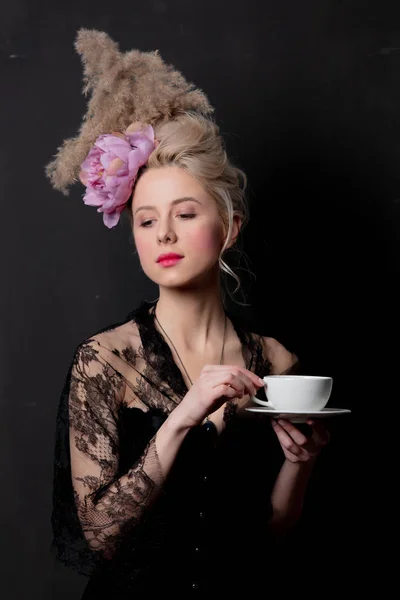 Beautiful blonde countess with a cup of tea — ストック写真