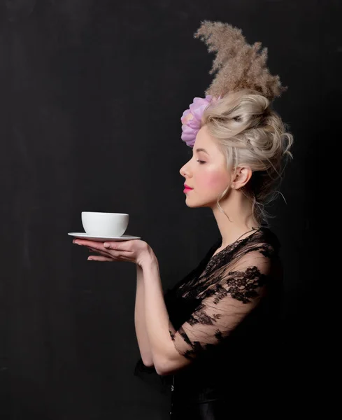 Piękna blond hrabina z filiżanką herbaty — Zdjęcie stockowe