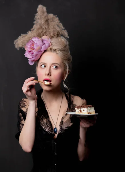 Bella contessa bionda con una torta — Foto Stock