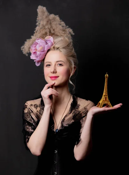 Gyönyörű szőke grófnő az Eiffel-torony szoborral — Stock Fotó