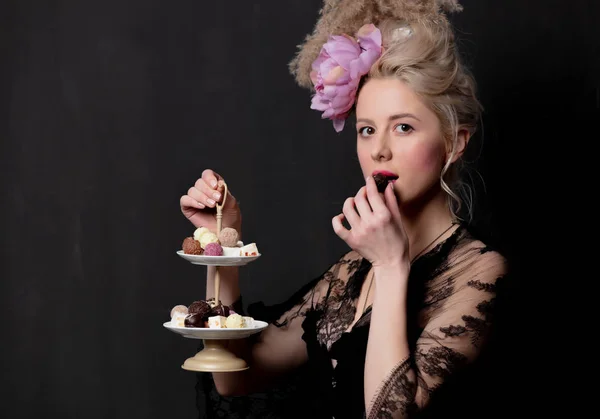 Beautiful blonde countess with chocolate candies — 스톡 사진