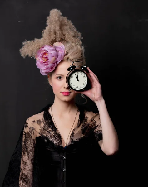 Beautiful blonde countess with alarm clock — ストック写真