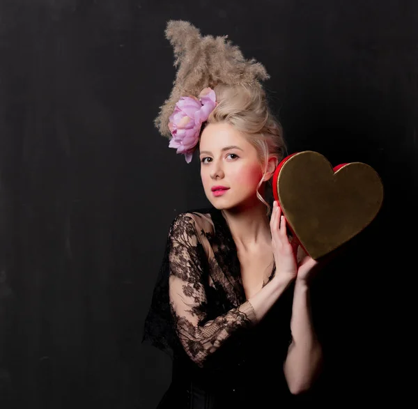 Beautiful blonde countess with a heart shape box — ストック写真